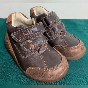 Clarks First Shoes toddler boy size 4.5 leather upper and suede velcro shoes